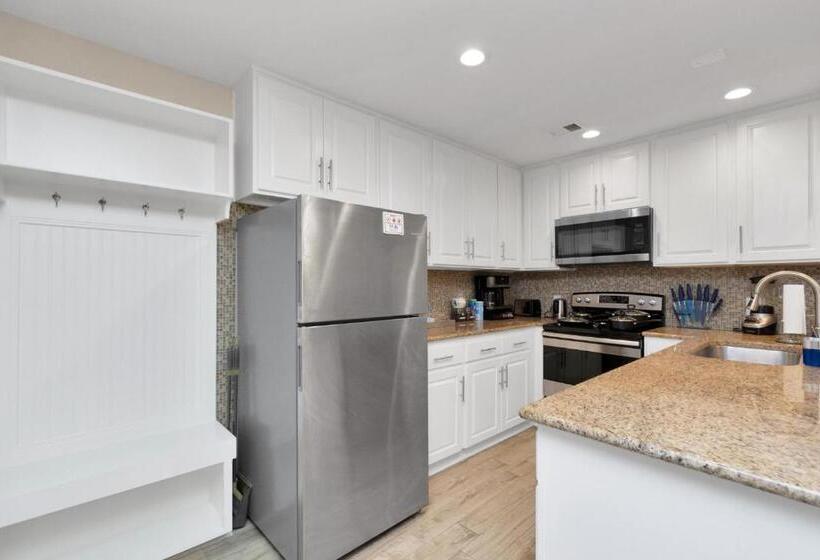 Luxury King W/resort Style Pool, Wi Fi & Parking