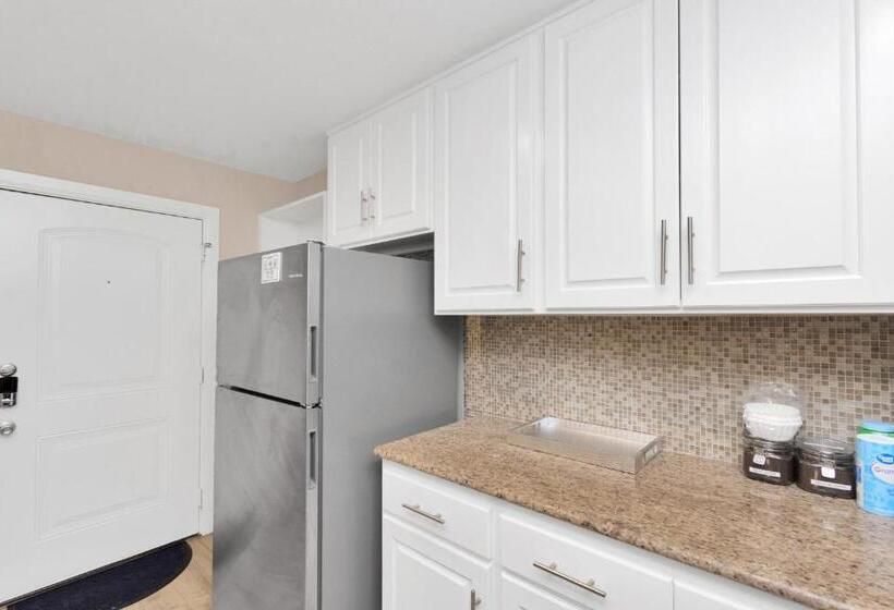 Luxury King W/resort Style Pool, Wi Fi & Parking