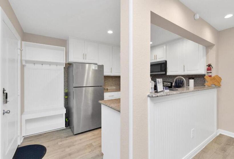 Luxury King W/resort Style Pool, Wi Fi & Parking