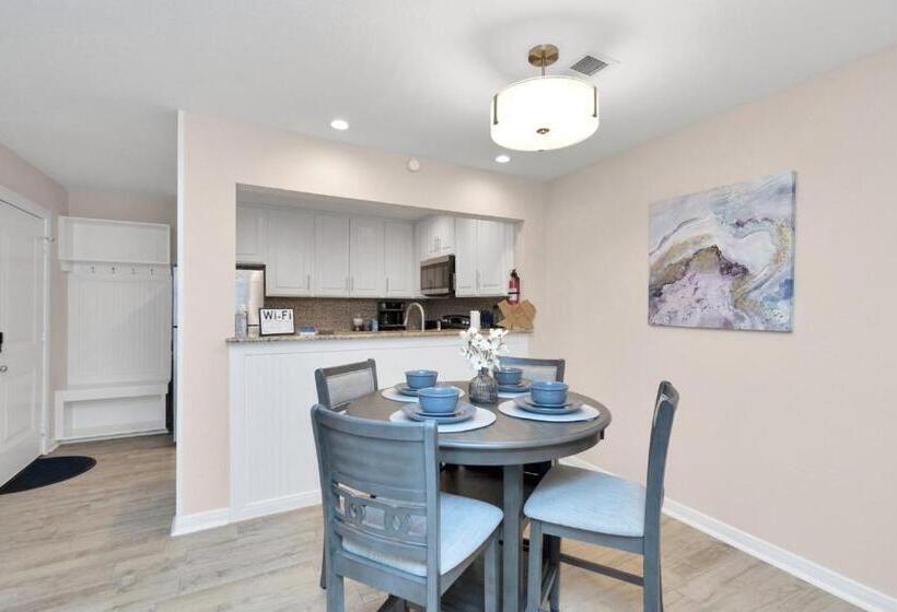 Luxury King W/resort Style Pool, Wi Fi & Parking