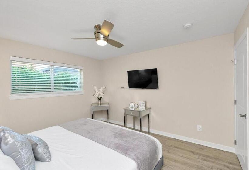 Luxury King W/resort Style Pool, Wi Fi & Parking