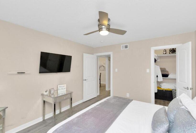 Luxury King W/resort Style Pool, Wi Fi & Parking