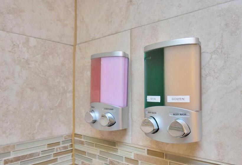 Luxury King W/resort Style Pool, Wi Fi & Parking