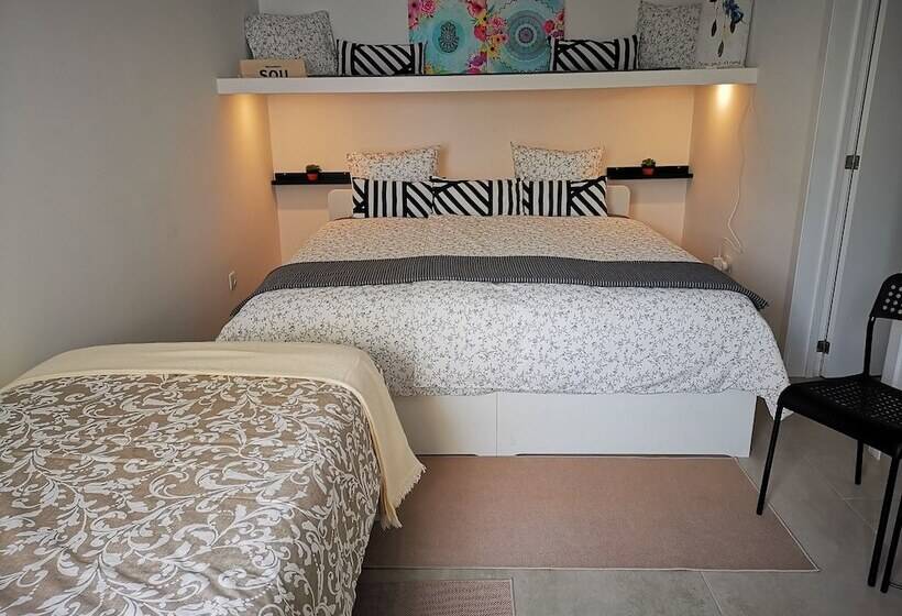 펜션 Private Couple Room On Caparica Poshtel