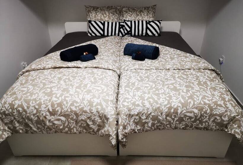 펜션 Private Couple Room On Caparica Poshtel