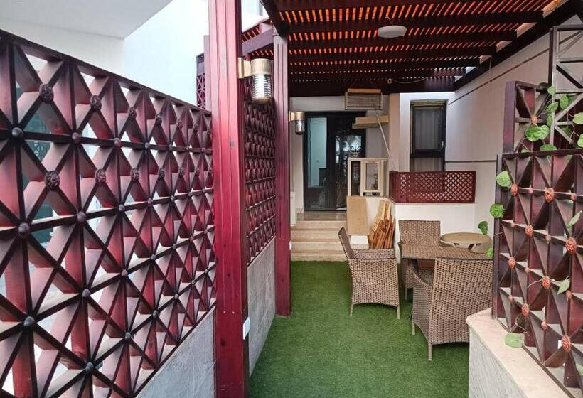 Cozy Portsaid Garden Chalet