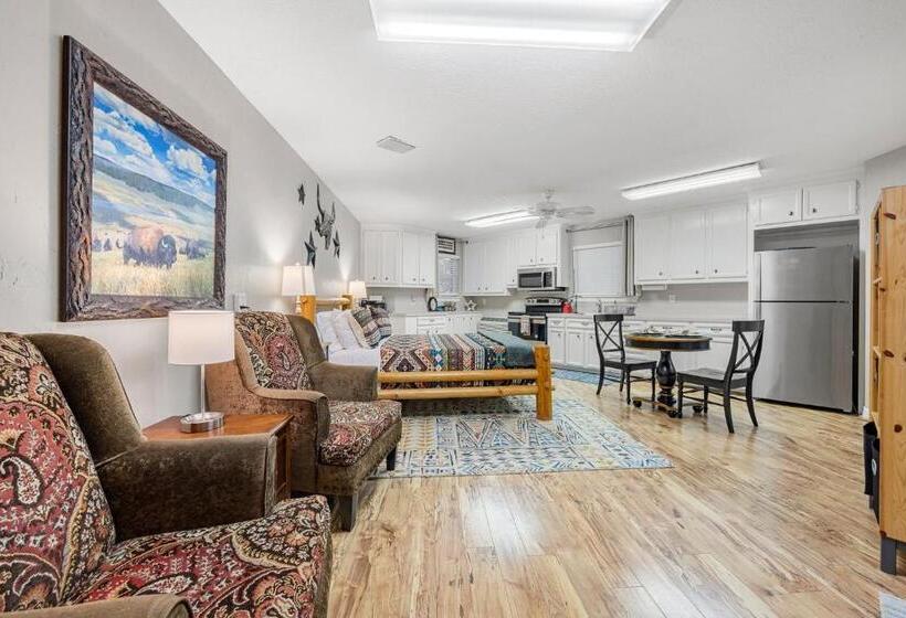 Relaxing Two Bedroom Apartment Or Studio On 13 Beautiful Wooded Acres In A Quiet Neighborhood