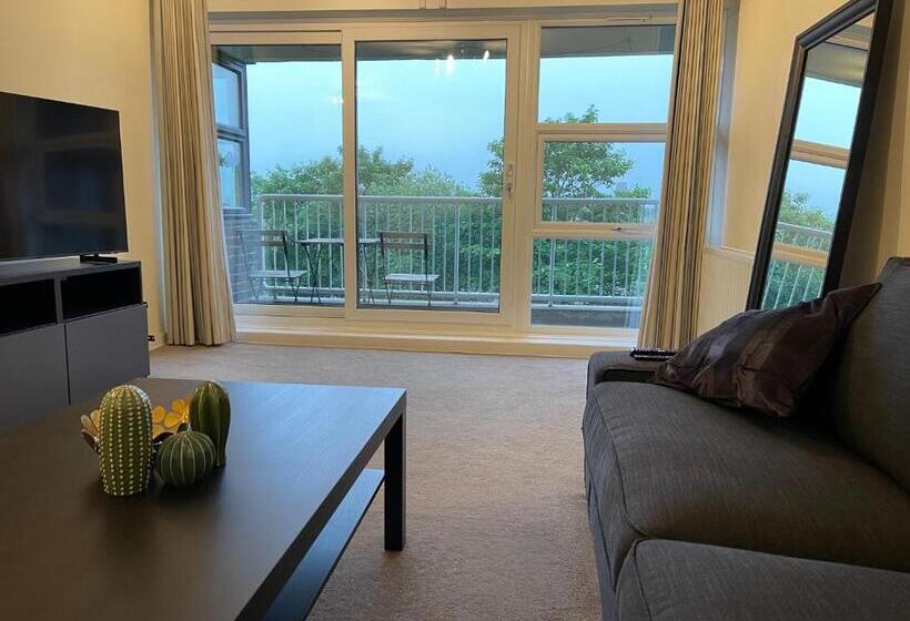 Spacious 2 Bedroom Flat Near Surbiton Station