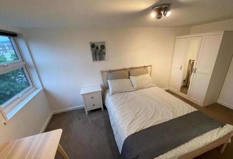 Spacious 2 Bedroom Flat Near Surbiton Station