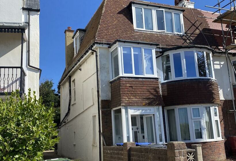 Worthing Beach 180   2 Bed Seafront Apartment With Private Parking