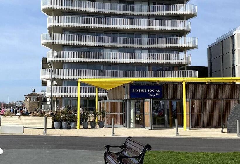 Worthing Beach 180   2 Bed Seafront Apartment With Private Parking