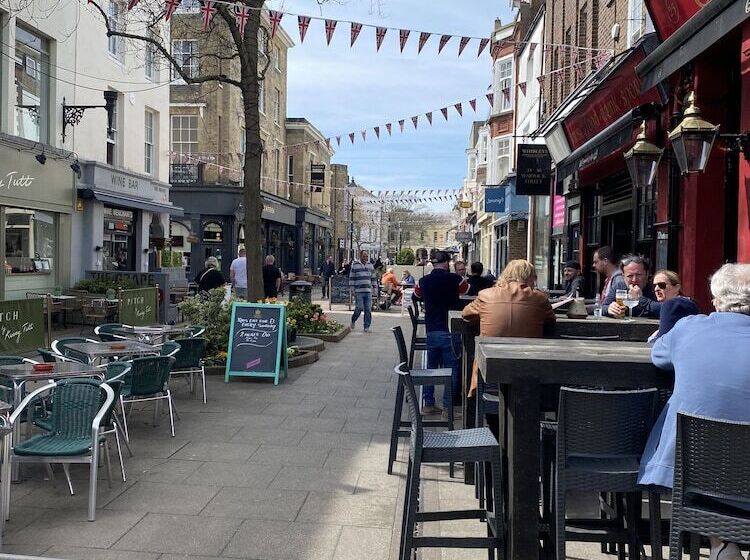 Worthing Beach 180   2 Bed Seafront Apartment With Private Parking