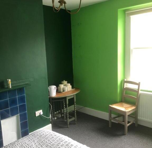 민박 The Victorian House