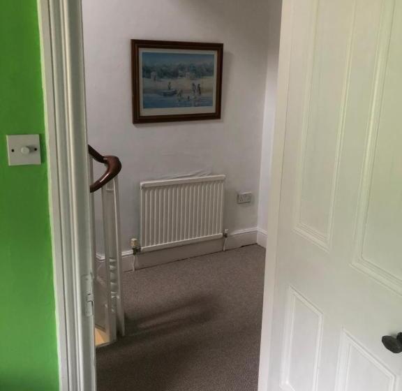 민박 The Victorian House