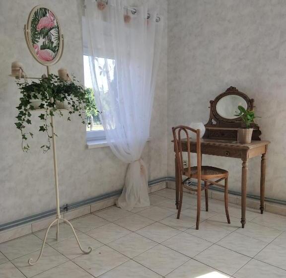 Charmante Maison Avec Cheminée, Grand Jardin Et Boxe Chevaux