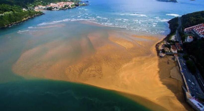 Hondargane, En Las Playas De Laga Y Laida