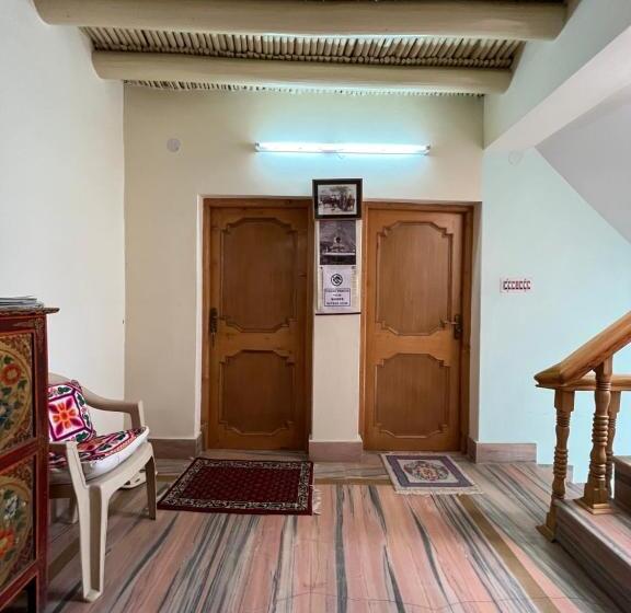 פנסיון Napishu Guest House