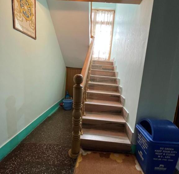 פנסיון Napishu Guest House