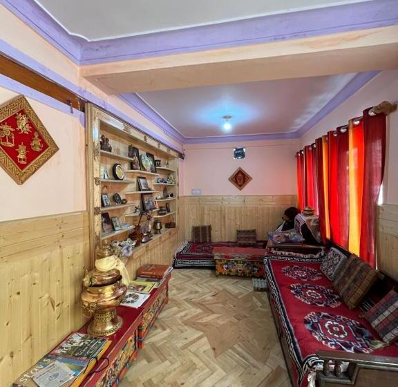 פנסיון Napishu Guest House