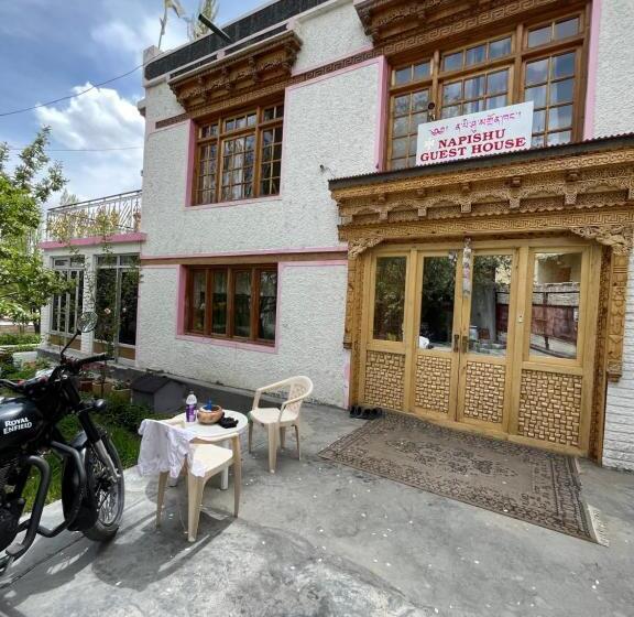 פנסיון Napishu Guest House