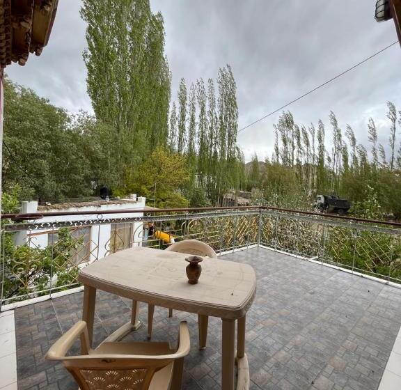 פנסיון Napishu Guest House