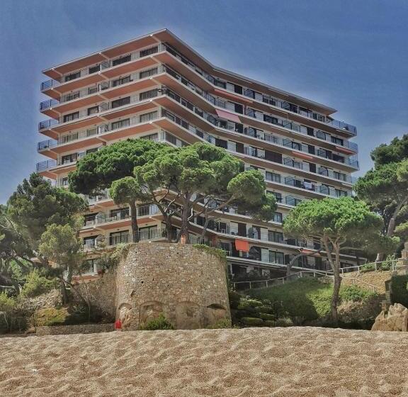 Spacious Seafront Apartment