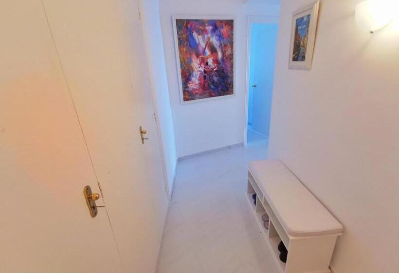 Spacious Seafront Apartment