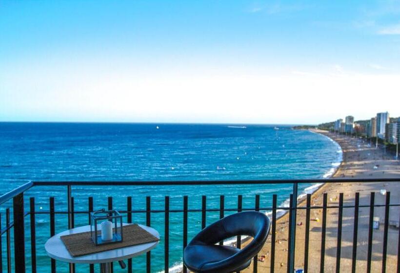 Spacious Seafront Apartment