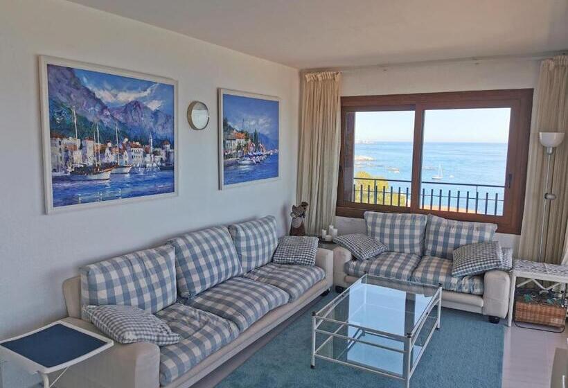 Spacious Seafront Apartment