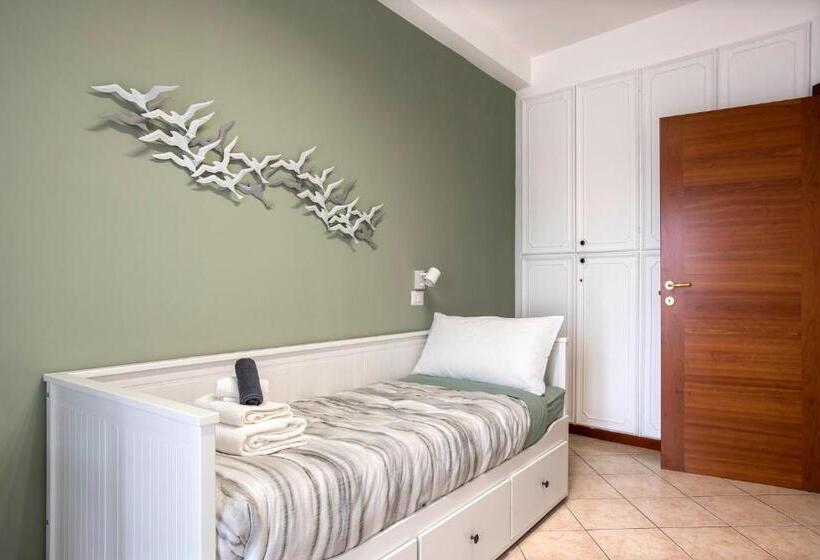 Stylish & Cozy   5 Star Location  Balcony   City View