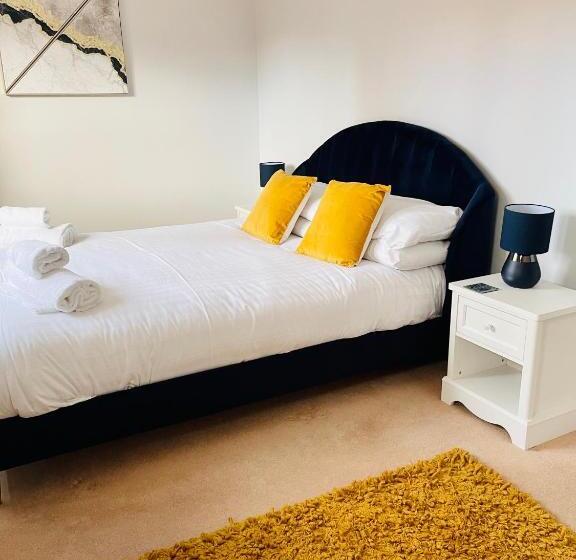 Tanglewood House Abergavenny With Private Parking