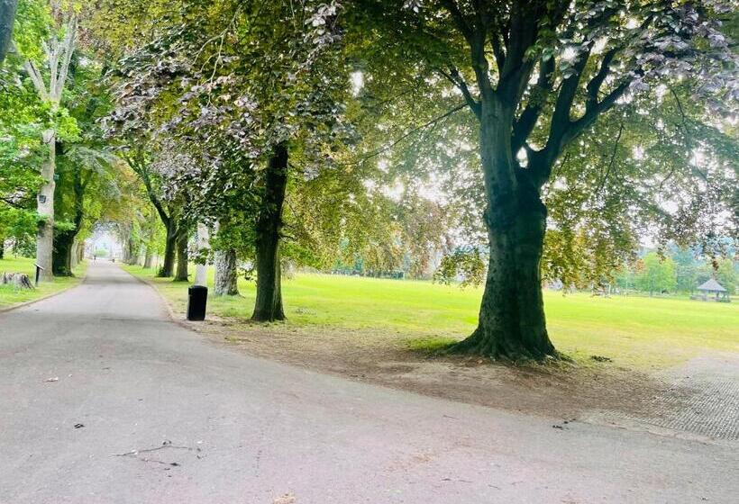 Tanglewood House Abergavenny With Private Parking