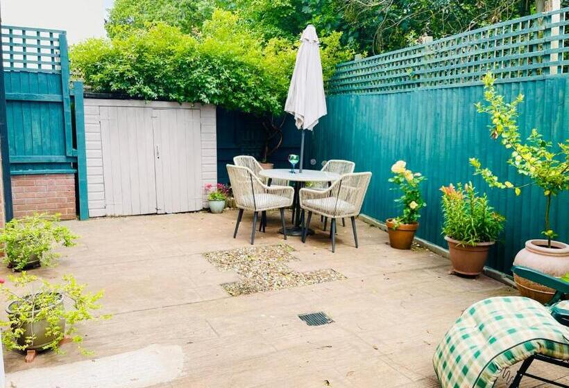 Tanglewood House Abergavenny With Private Parking