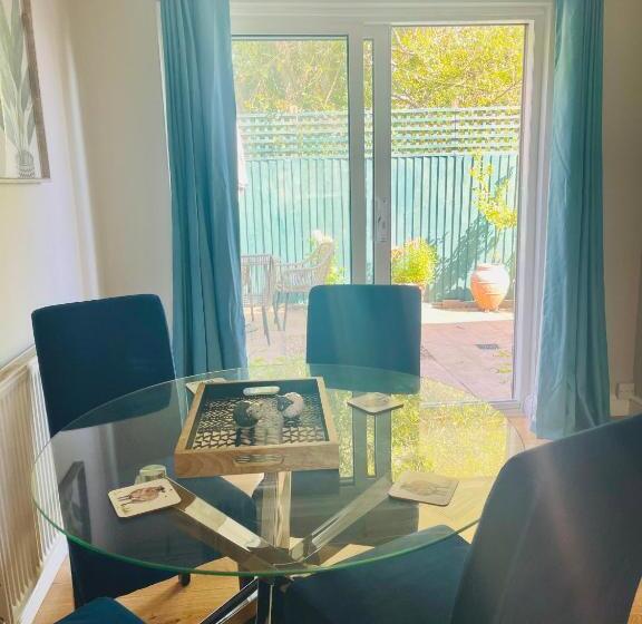 Tanglewood House Abergavenny With Private Parking