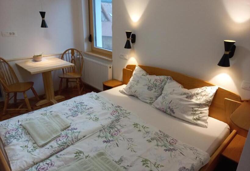 تختخواب و صبحانه Sobe Levc