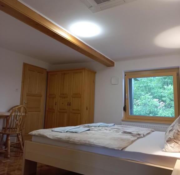 تختخواب و صبحانه Sobe Levc