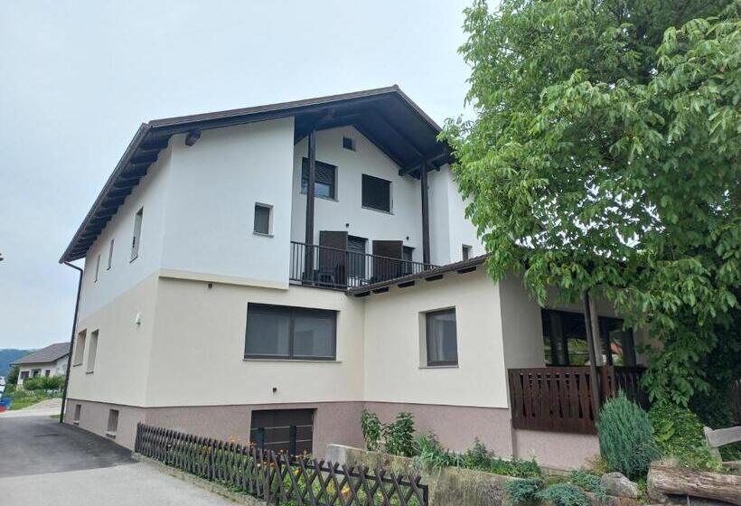 تختخواب و صبحانه Sobe Levc