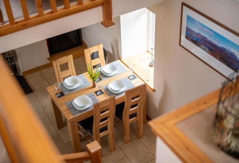 Cosy & Rustic Retreat   Woodland Cottage