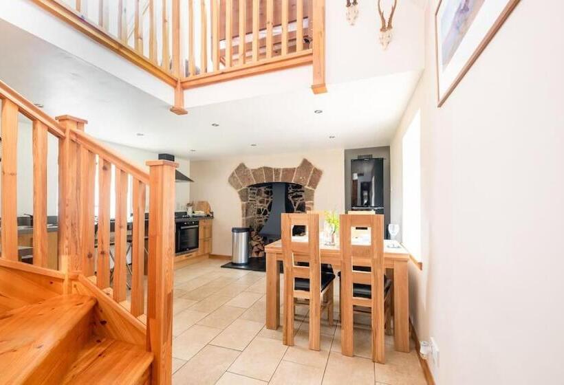 Cosy & Rustic Retreat   Woodland Cottage