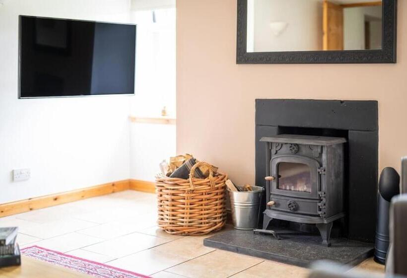 Cosy & Rustic Retreat   Woodland Cottage