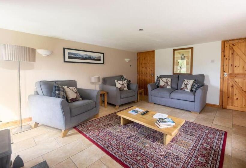 Cosy & Rustic Retreat   Woodland Cottage