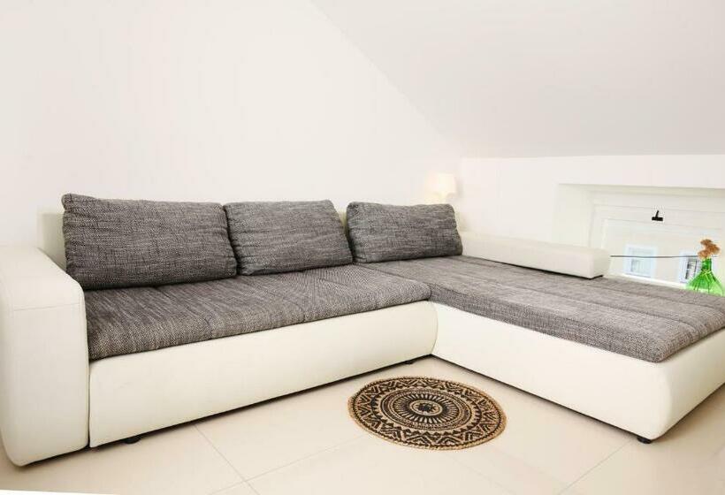 Eagleâ€™s Nest Hostel