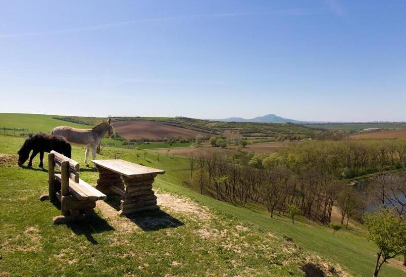 ホテル Apartmány Na Farmě