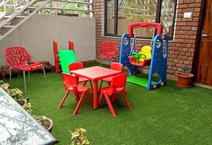 فندق Oyo 12212 Crazy Door