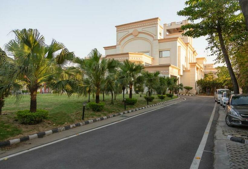 בית מלון כפרי The Competent Palace