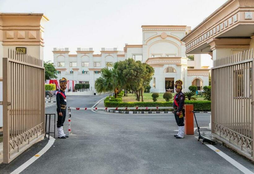 בית מלון כפרי The Competent Palace