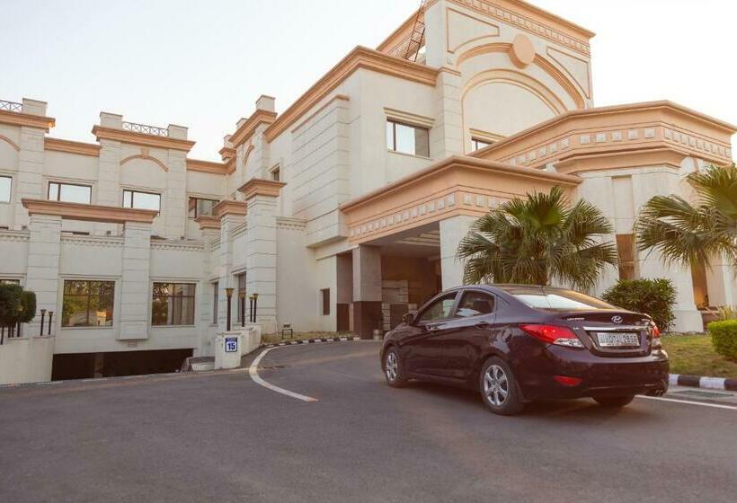 בית מלון כפרי The Competent Palace