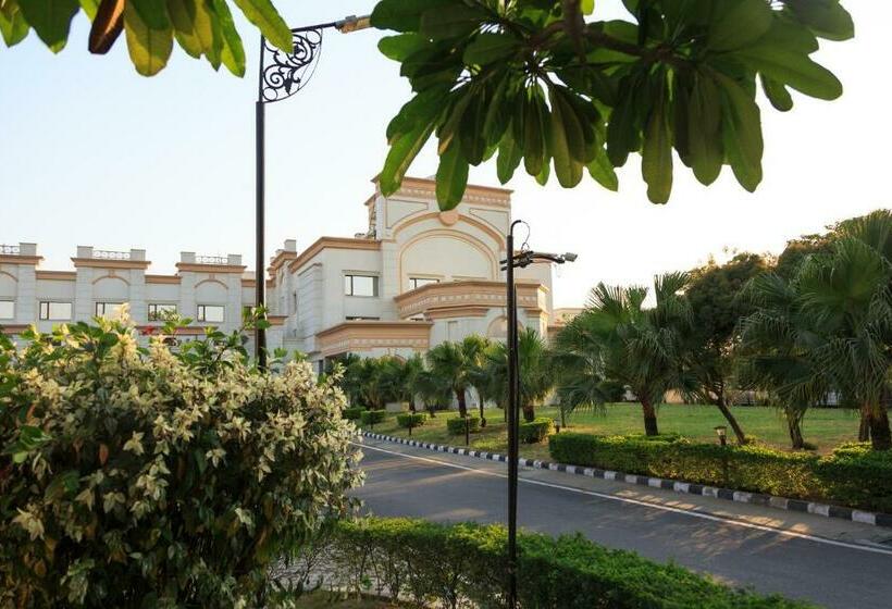 בית מלון כפרי The Competent Palace