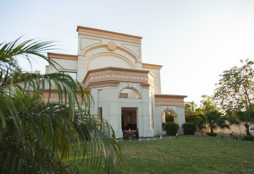 בית מלון כפרי The Competent Palace