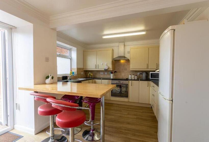 Hullidays East Modern Detached 3 Bed House